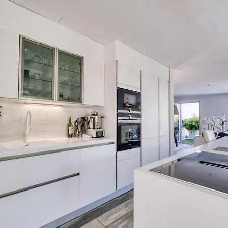 Location Pontalliac De 200 M2 A 50m De La Apartment Royan