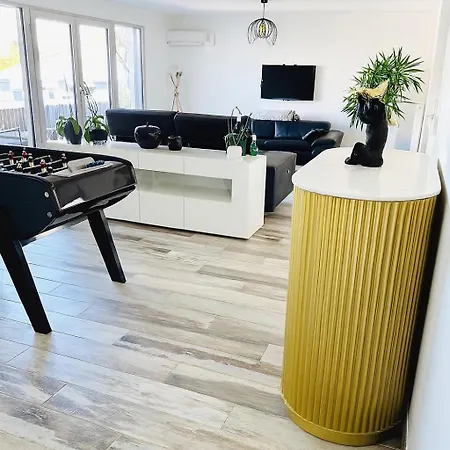 Location Pontalliac De 200 M2 A 50m De La * Royan