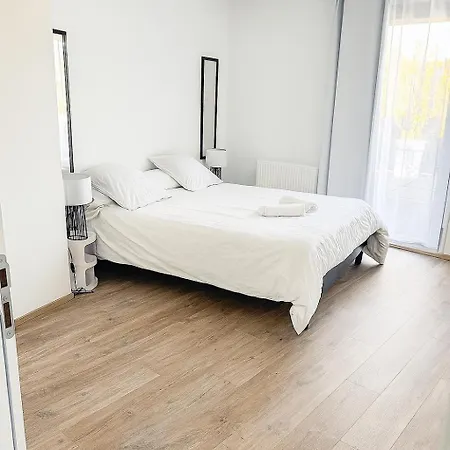 Location Pontalliac De 200 M2 A 50m De La Apartment